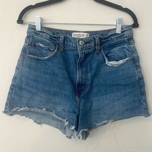 Abercrombie & Fitch The '90, Relaxed Cutoff Short
High Rise 30/10
